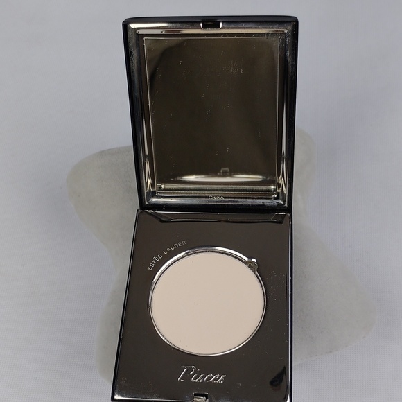 Estee Lauder Translucent Pressed Powder - Black and Silver Compact - Picture 11 of 16